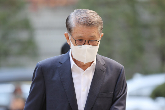 최신원 SK네트웍스 회장이 지난달 28일서울 서초구 중앙지법에서 열린 2000억원대 횡령·배임 사건 관련 1심 속행공판에 출석하고 있다. <연합뉴스>